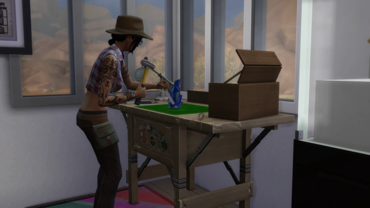 обработка кристалла из минерала на столе арехолога